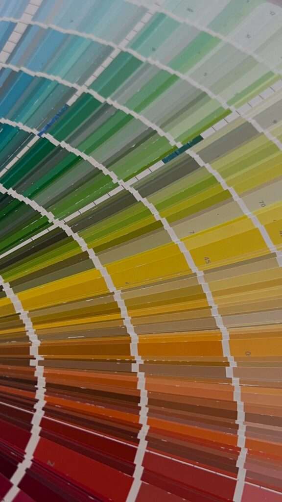 Farbfächer zur Farbberatung beim Malerfachbetrieb Hädecke in Rotenburg (Wümme)